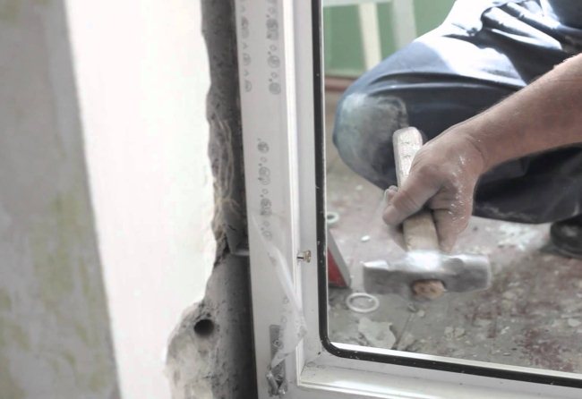 kak ustanovit' plastikovuju dver'