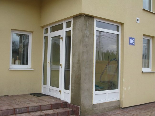 ustanovka vhodnyh plastikovyh dverej